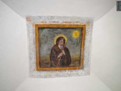 Ripercorriamo i nostri passi per incontrare i resti della piccola cappella dedicata a Santa Teresa, costruita insieme al resto della masseria ma ora quasi del tutto scomparsa. Il vano che la ospitava � caratterizzato da un soffitto architravato che custodisce l�affresco di San Francesco da Paola